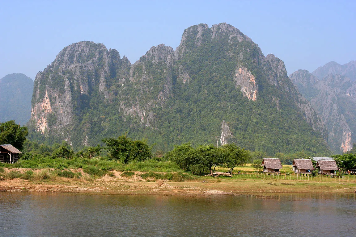 เรือหางยาวและสายน้ำซองอันเงียบสงบใต้หน้าผาหินปูนวังเวียง
