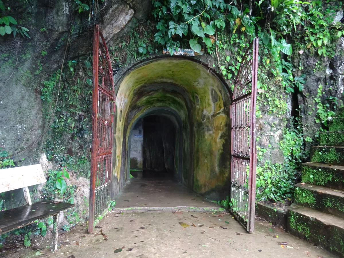 ทางเข้าถ้ำจัง พร้อมสะพานไม้และธรรมชาติร่มรื่น